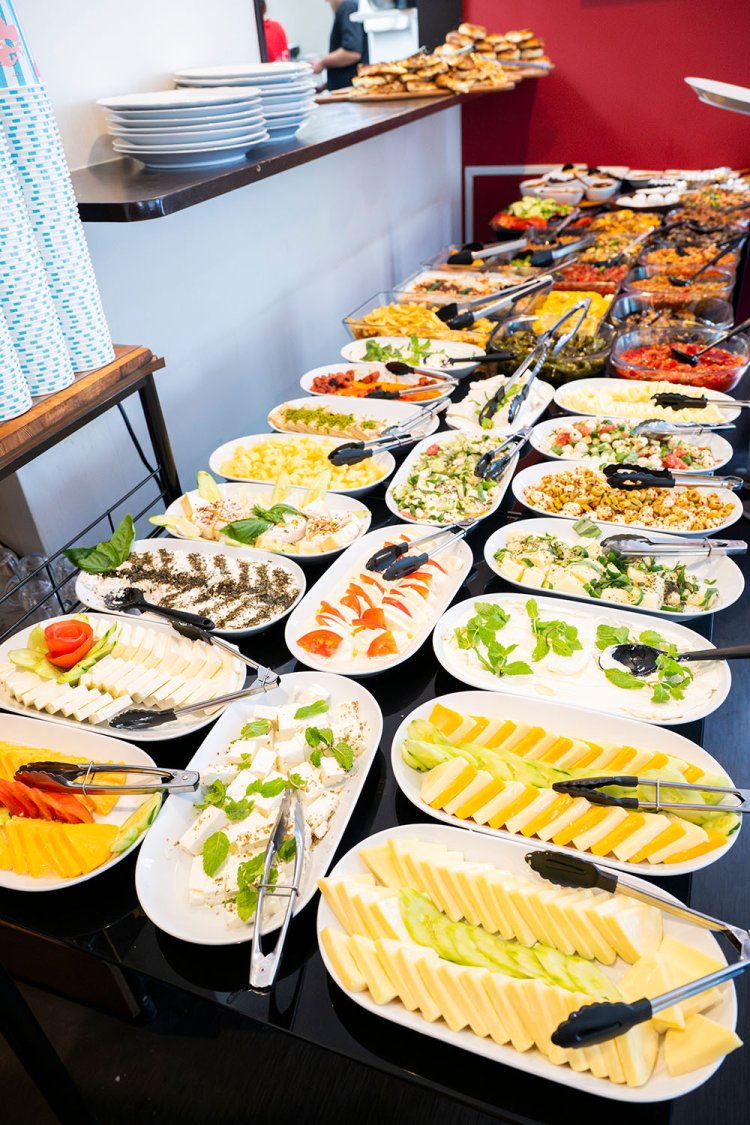 これでもメニューの3分の2ほど。写真に納まらないビュッフェの迫力は、ぜひ現地で。