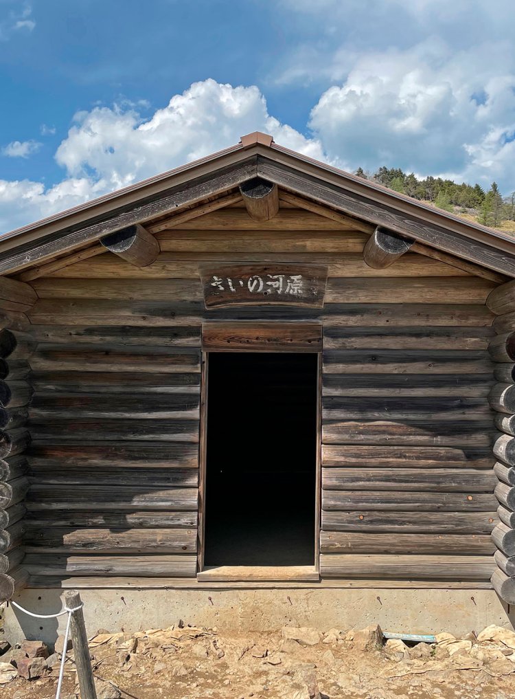 旧大菩薩峠にひとり建つ「さいの河原」と書かれた避難小屋。大菩薩峠から徒歩15分。