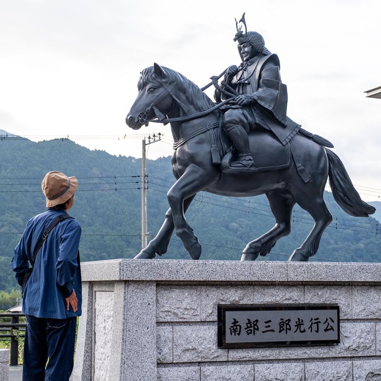『道の駅なんぶ』には南部三郎光行騎馬像も置かれている。