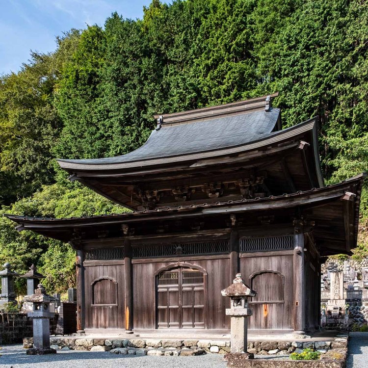 入母屋造りで優美な裳階（もこし）が目を引く仏殿。