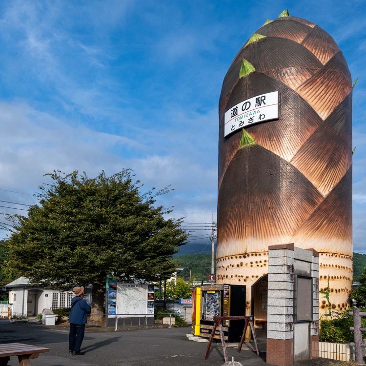 シンボルのタケノコ型モニュメント。中には小学生の絵が掲示されている。