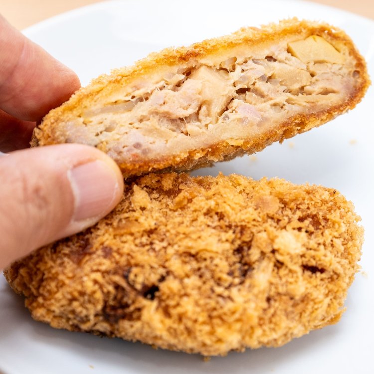 ジューシーな肉の旨味も魅力的なメンチカツは食堂で販売。