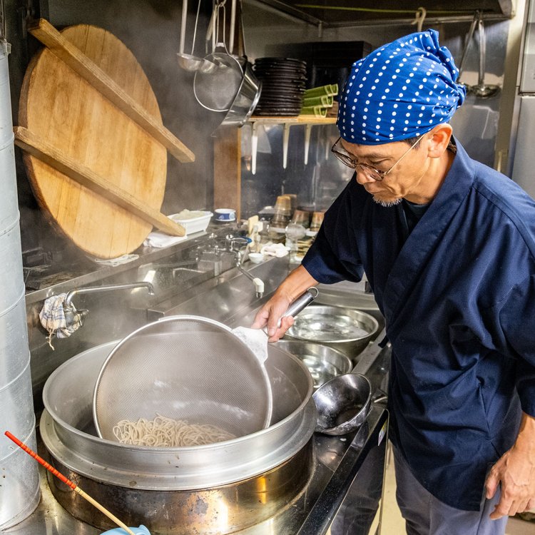 秒単位でゆで加減を細かく確認する谷村洋一さん。