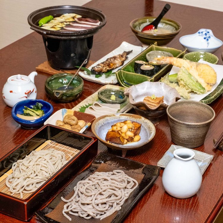 蕎麦づくしプランの夕食例。そば二種盛のほか、そば寿司、そば刺身、そばがきなどに天ぷらや合鴨料理も加わり、満腹間違いなしだ。