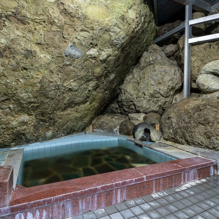 硫黄泉の大岩風呂。部屋単位の貸し切り時間制で先着順だ。