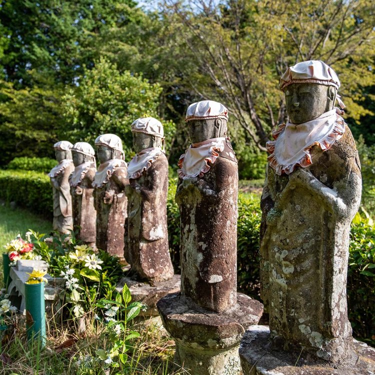 今なお地域で手厚く祀（まつ）られているのがうかがえる六地蔵。
