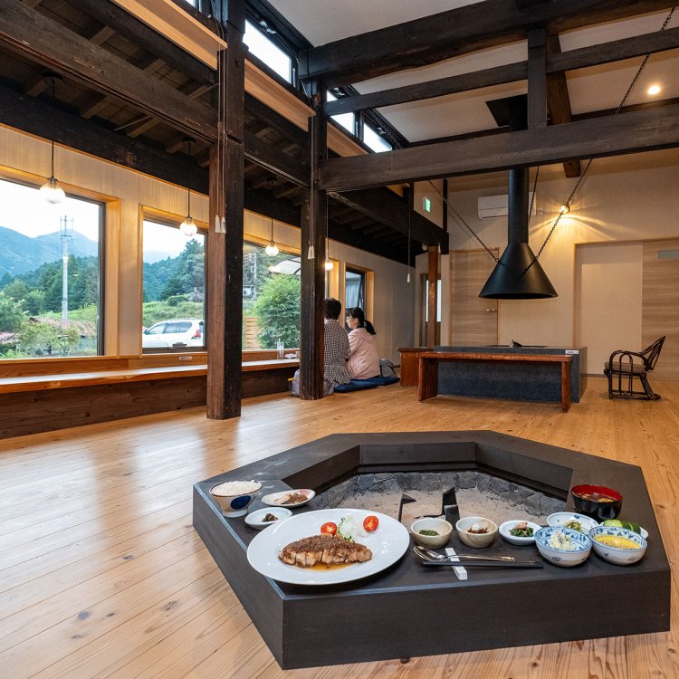 窓の外の山並みを前に、ポークソテー季節の小鉢5品付き2000円をいただく。