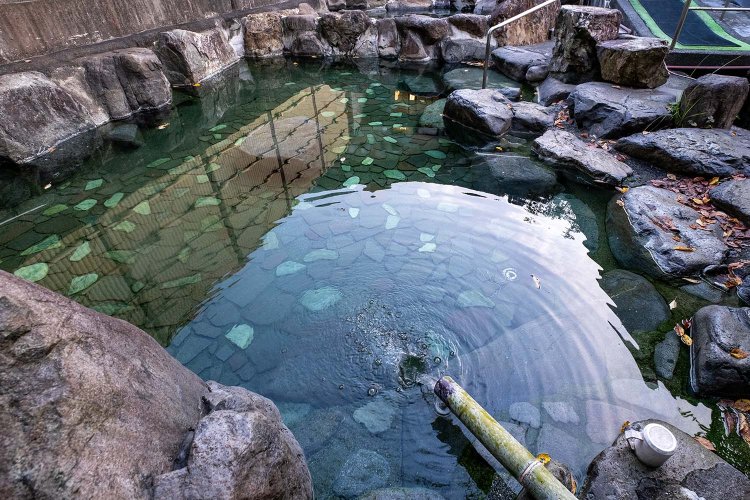 ゆったりとした露天風呂も源泉と加温源泉に分かれている。