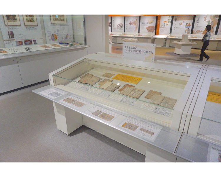 常設展示のほか、企画展示も。取材時はトピック展「蔦屋重三郎とお金の物語を描いた戯作者」と題し、蔦重が出版したお金が登場するシーンを描いた江戸時代の出版物が展示されていた（開催期間：2025年2月6日(木) 〜 2026年2月15日(日)）。