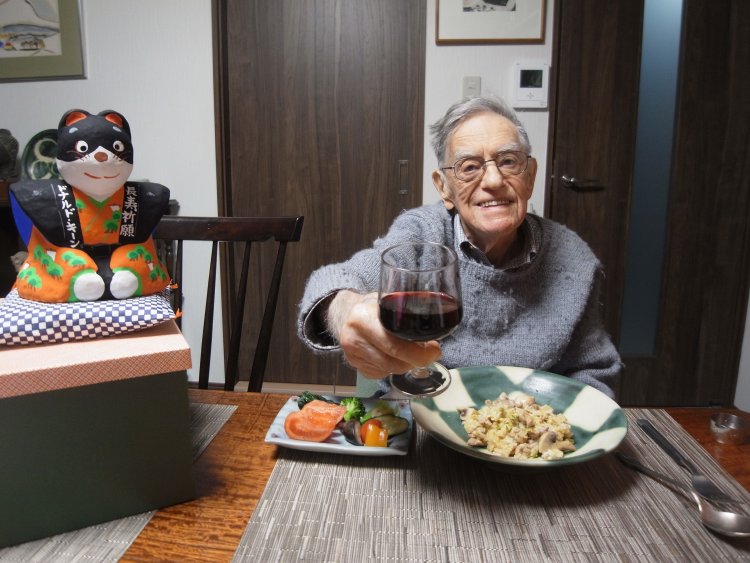 2017年12月22日 自作の料理と （画像提供＝一般財団法人ドナルド・キーン記念財団）。