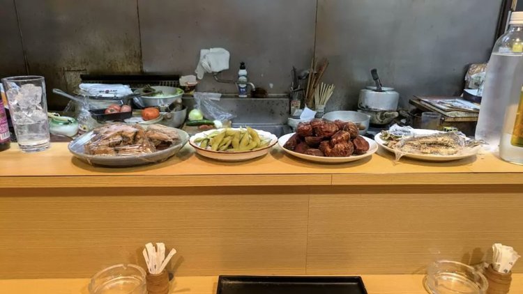 カウンターの大皿料理。