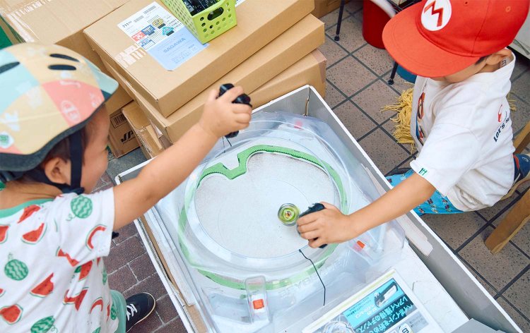 店先でバトルする子供たち。