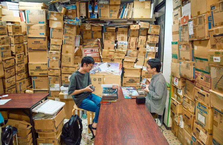 店内奥にはカードゲームの対戦スペースが。