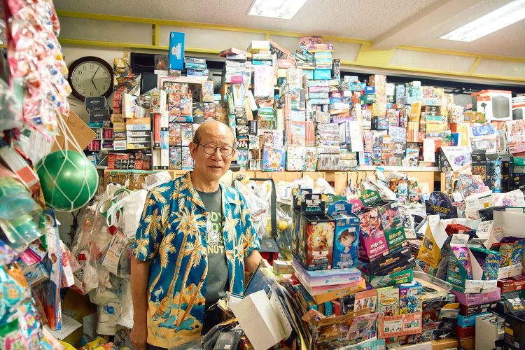 とてつもない物量の店内であるが、三上さんはどこに何があるかすべて正確に把握しているらしい。