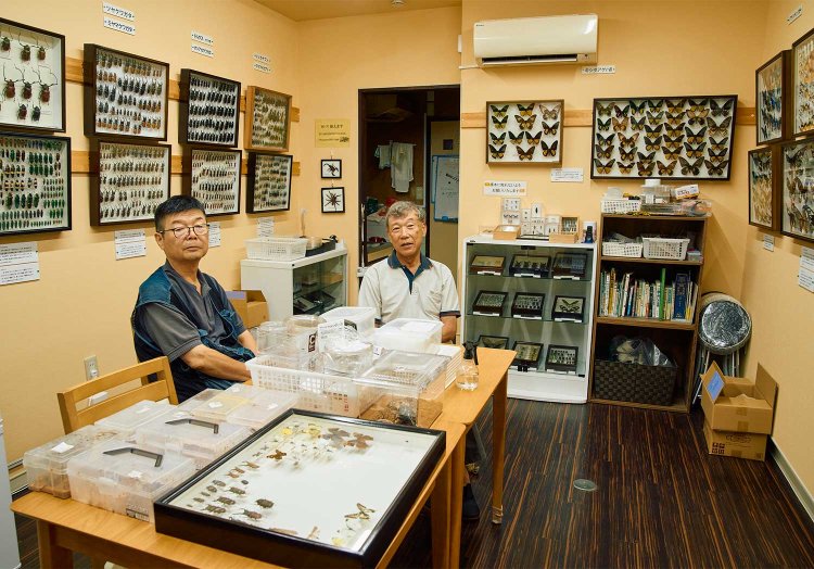 作業台のある1階。2代目館長の片山さん（左）と標先生。