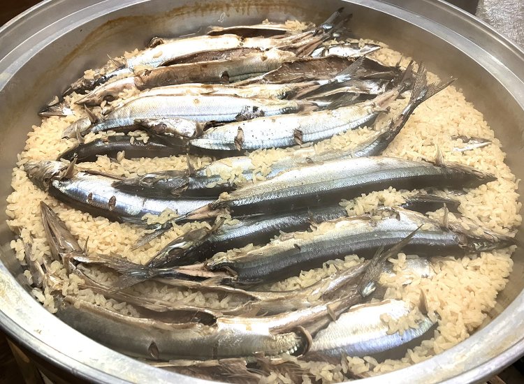 炊きたて！　身をほぐすお手伝いをしたのだが、おいしい香りに包まれて至福な時間だった。