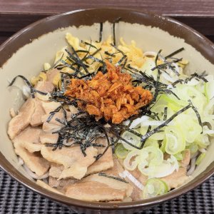神保町『立ち喰いそば梅市』の「そば食った」感がすごい独特な麺。全くの他業種からの転身の理由とは