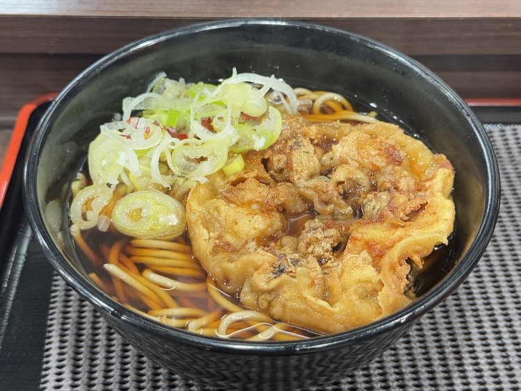 ゲソかき揚げそば690円。天ぷらは基本、揚げ置きだが、注文後に揚げ直してくれるのでアツアツ。