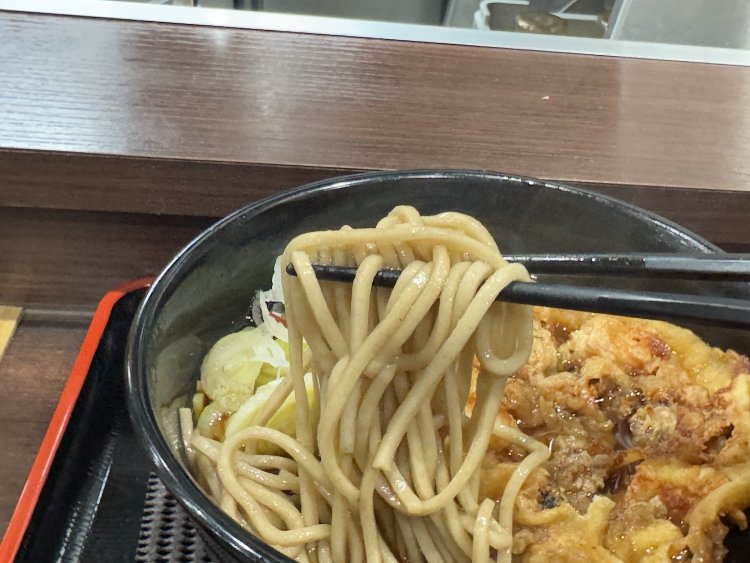 グニッとした食感の独特なそば。