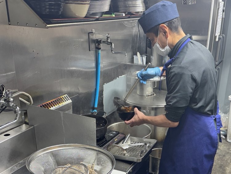 ワンオペで店をまわす店主。