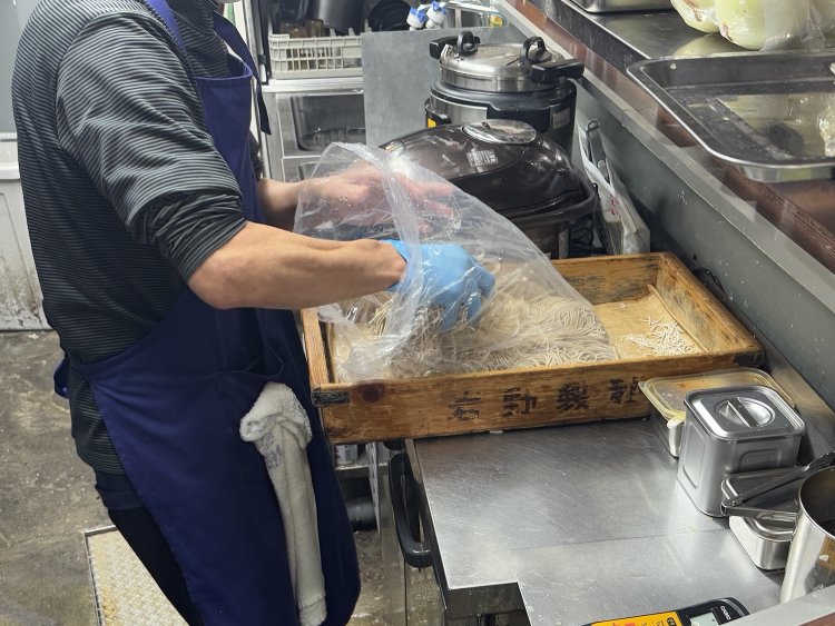 生麺のそばは少量ずつの見込み茹で。