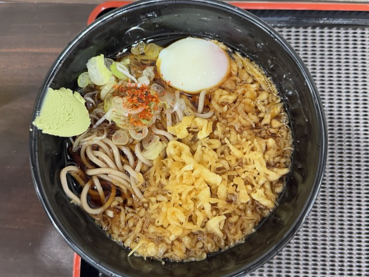 冷やしたぬき490円に温玉80円をプラス。そばに絡む玉子が最高。