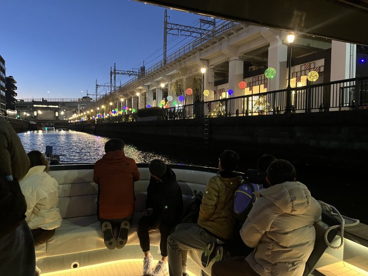 ムードたっぷりのナイトクルーズツアーへの参加は事前申し込みが必要。詳しくは公式サイトをチェック！