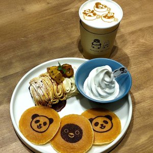 【上野駅】Suicaのペンギンのカフェ『ペンスタ』でかわいいパンケーキとプリンを味わう〜黒猫スイーツ散歩 上野編6〜