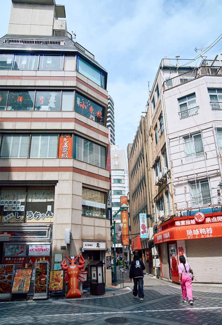 西口にはガチ中華の店多数。