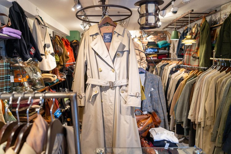 「バーバリー」の1枚袖のトレンチコート。袖までライナーが付いて14万9990円。