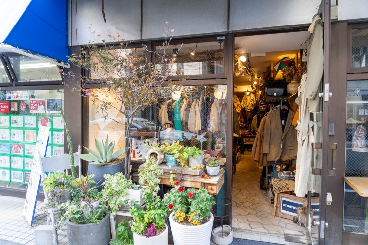 看板は入り口近くに控えめに置かれている。