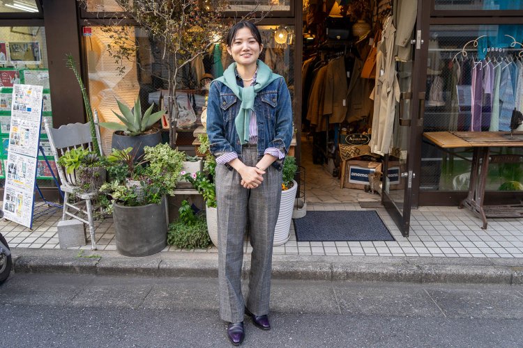 スタッフの鈴木彩花さん。スタイリングは、すべて『anemone』で入手したアイテムでパンツは「Paul Stuart（ポールスチュアート）」。