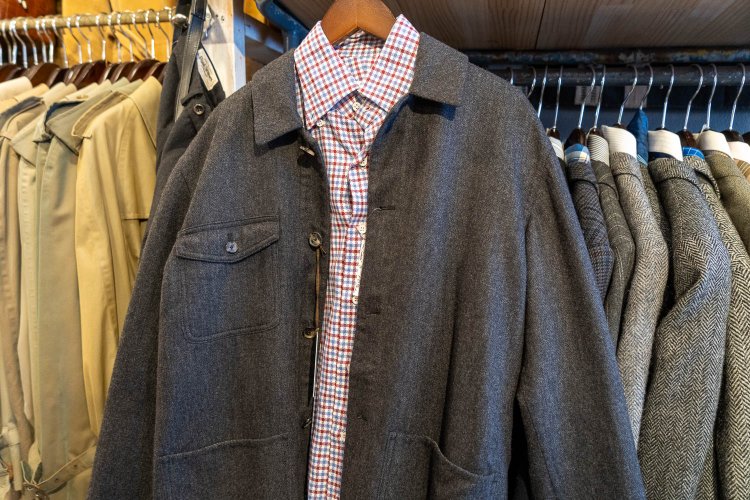 カジュアルなジャケットは「Caruso（カルーゾ）」で8万9990円、シャツは「ORIAN（オリアン）」で1万990円。日常に取り入れられそうな組み合わせ。