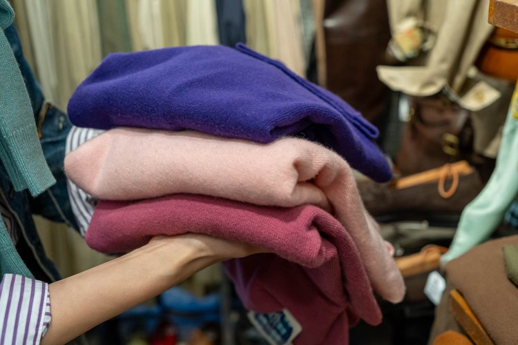 色合いが美しく、肌ざわりのいいセーター。