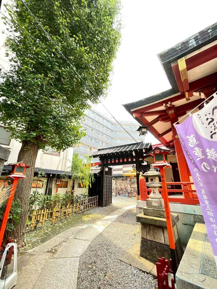 吉原神社の本殿脇に……。