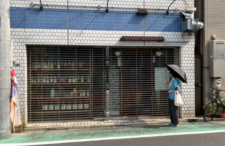 呆然（ぼうぜん）と立ち尽くす手塚さん。