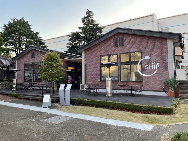 左が『1110 CAFE / BAKERY』 、右がコンブチャのブルワリー『_SHIP KOMBUCHA』。