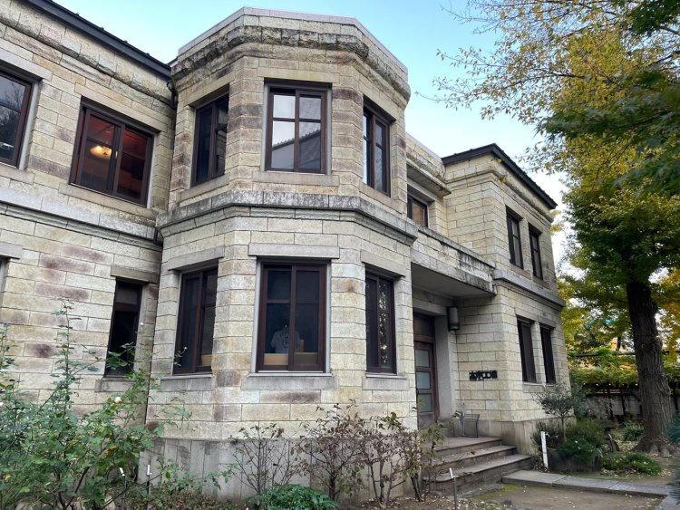 洋館も昭和13年築。大谷石の石造2階建て。現在は本社オフィスとして使用されている。