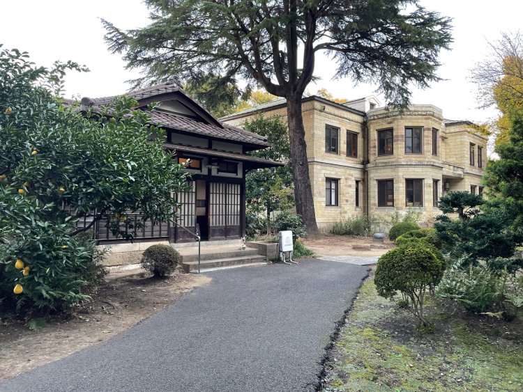 大泉家住宅和館（左）と洋館（右）。どちらも国登録有形文化財に指定されている。