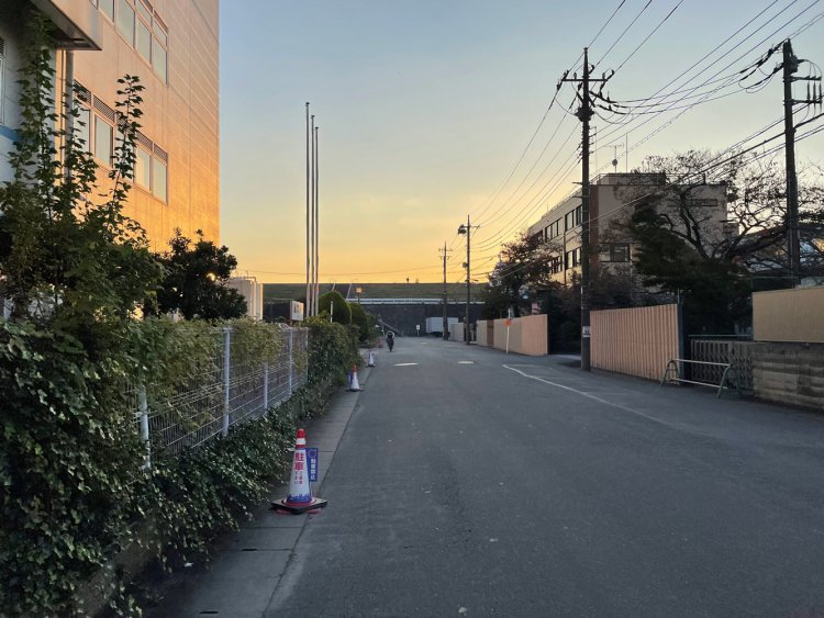 大泉工場から荒川土手に向かう。