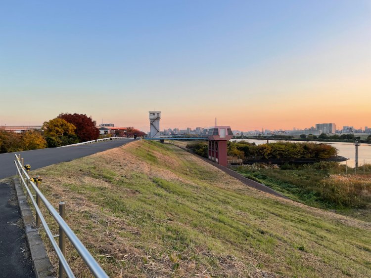 芝川水門（左）と新芝川排水機樋管（右）。