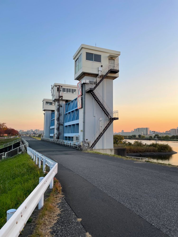 芝川水門。右に見えるのが芝川と荒川の合流地点。