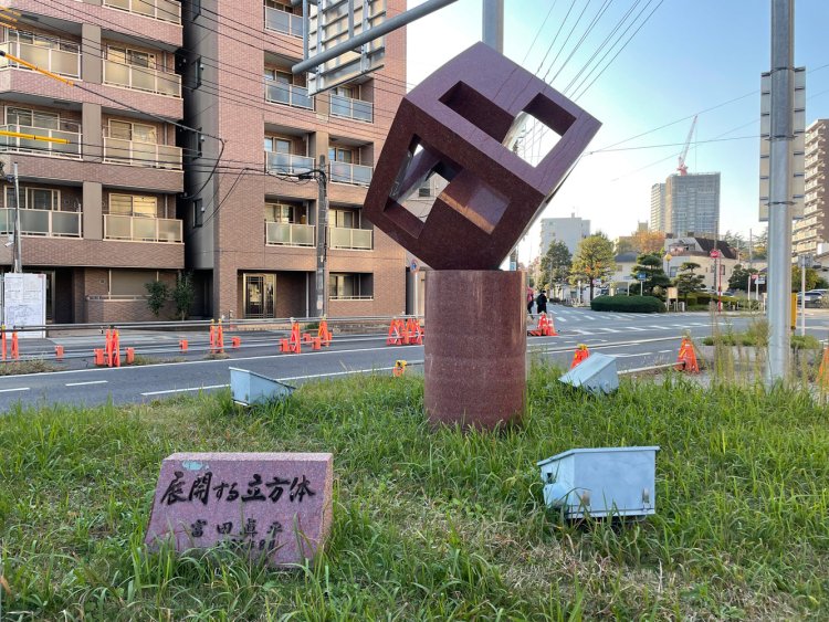 産業道路、岩槻街道、本町大通りに挟まれた三角地帯では立方体が展開していた。