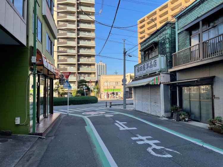 本一通り入り口。写真中央に見える大通り沿いの店舗も石造り風で趣がある。