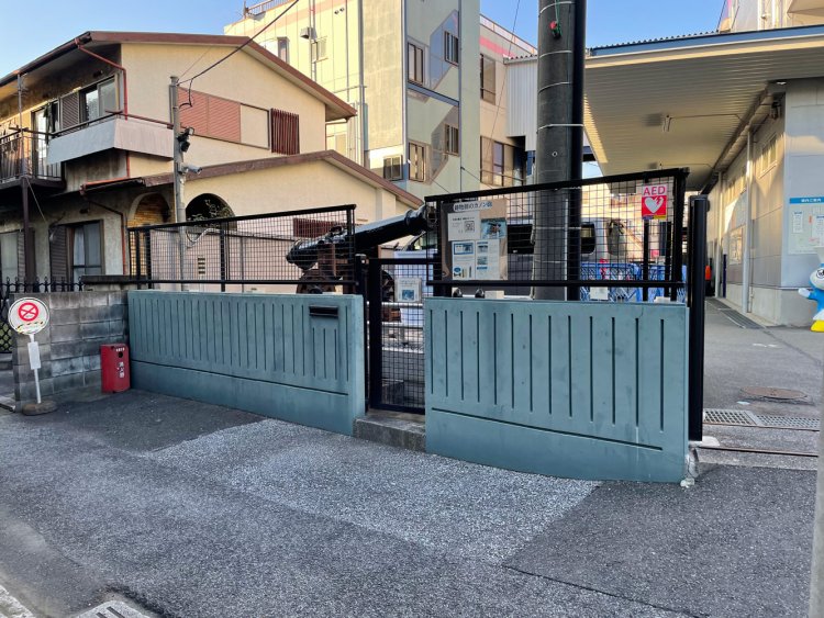 増幸産業正門横の「18ポンドカノン砲」復元品。