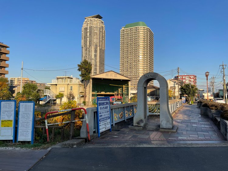 門樋（もんぴ）橋とエルザタワー。