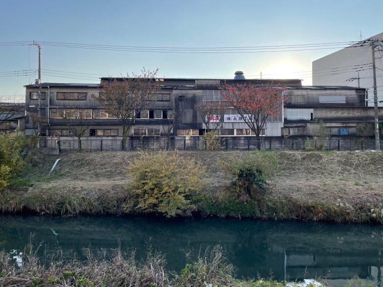 川沿いの工場。