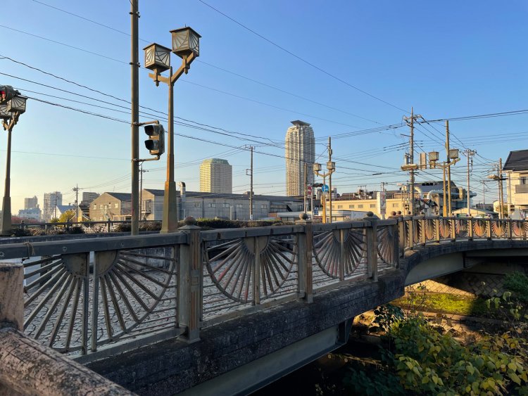 仙元橋とエルザタワー。川、工場、タワーマンションという3層の歴史。