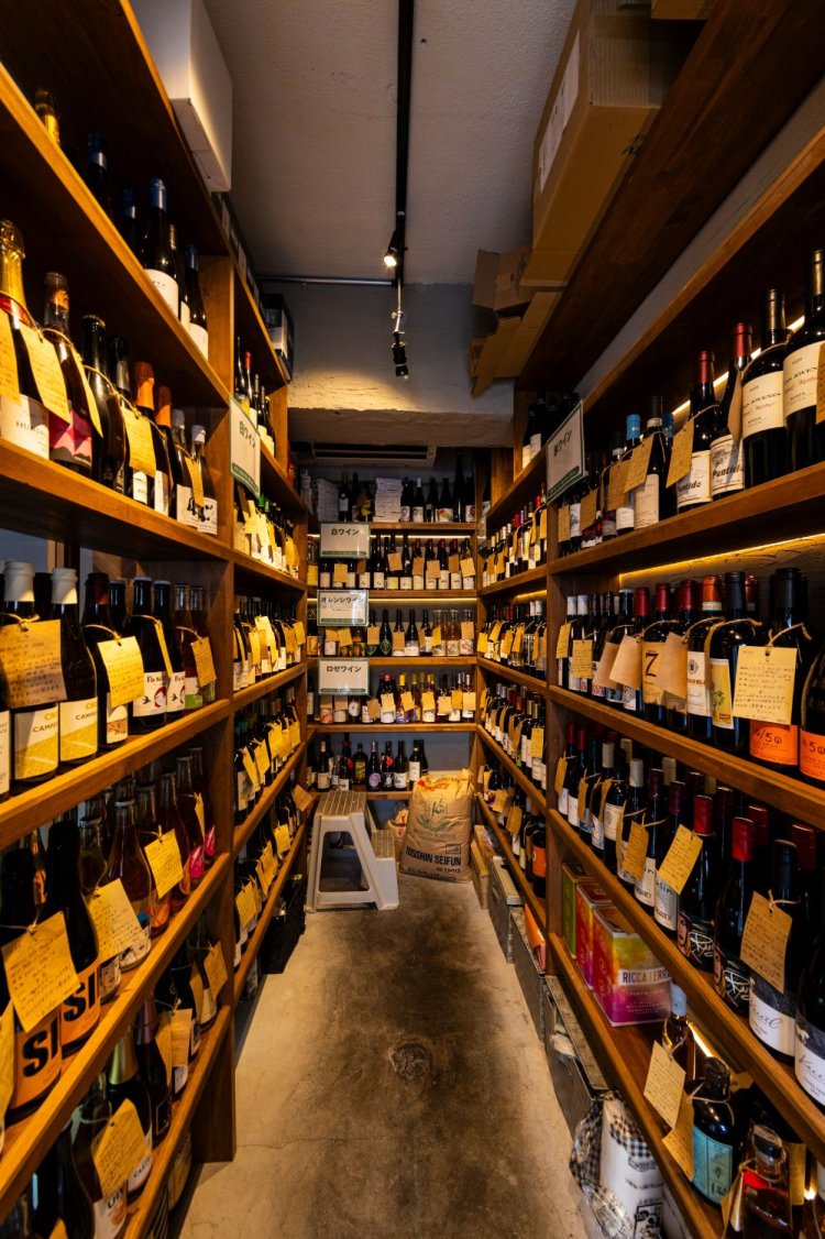 ワインショップも兼ねており、吉川さんが選ぶ800本以上のワインをセラーから選んで買えるほか、自慢のシャルキュトリーも販売中。