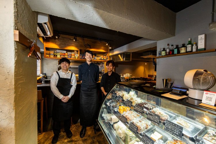 左からソムリエの吉川さん、マネージャー兼シェフの亀井さん、スタッフの梅田さん。